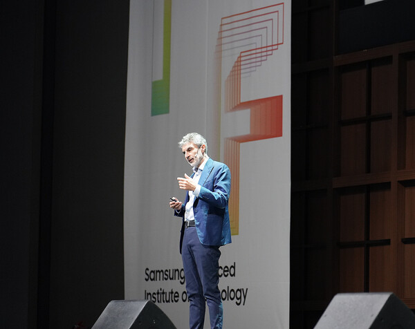 2024년11월4일 수원컨벤션센터에서 열린 삼성AI포럼 2024에서 요슈아 벤지오 캐나다 몬트리올 대 교수가 기조강연을 하고 있다./사진=삼성전자