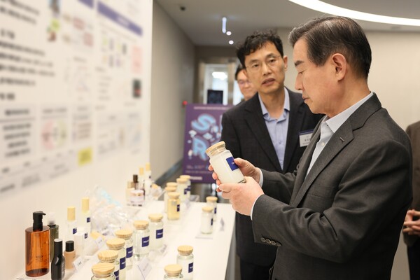 김윤 삼양홀딩스 회장이 2024년 11월 5일 판교 삼양디스커버리센터에서 열린 ‘삼양 이노베이션 R&D 페어 2023’에서 전시 과제를 살펴보고 있다. / 사진=삼양홀딩스