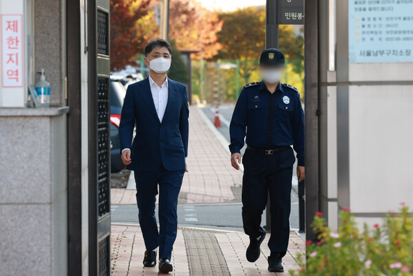 SM엔터테인먼트 시세조종 의혹으로 구속기소돼 재판받는 있는 카카오 창업자 김범수 경영쇄신위원장이 2024년 10월 31일 오후 서울 구로구 서울남부구치소에서 보석 석방되고 있다. /연합