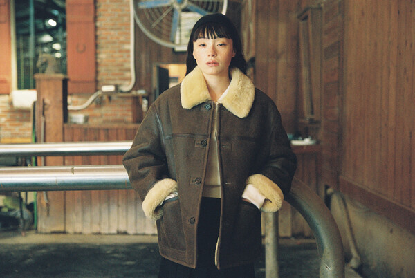 디 애퍼처가 빈티지한 텍스처와 컬러를 강조한 '24년 겨울 컬렉션을 출시했다./사진=삼성물산.