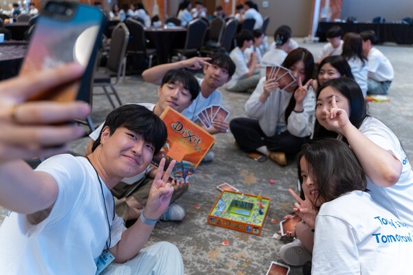 현대자동차그룹이 교육 사각지대를 해소하는 사회공헌 프로그램 '대학생 교육봉사단 H-점프스쿨' 11기 수료식 'See You Again H' 행사를 2024년 11월 8일 개최했다. 7월 충남 예산 스플라스 리솜 리조트에서 열린 '역량강화캠프'에서 대학생 교사들이 네트워킹을 진행하고 있다./현대자동차