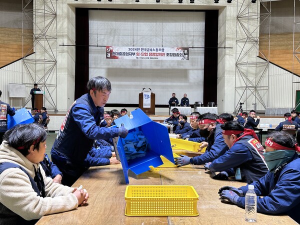 2024년 11월 8일 HD현대중공업 노동조합이 잠정합의안 찬반투표를 개표하고 있다. /HD현대중공업 노조