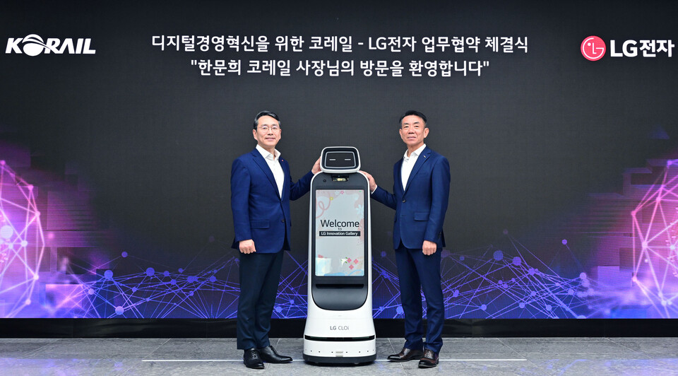 2024년 11월 8일 (왼쪽부터) 조주완 LG전자 CEO, 한문희 코레일 사장이 LG사이언스파크에서 코레일과 '이음5G 기반 철도 분야 디지털경영혁신'을 위한 업무협약을 체결하면서 기념사진을 촬영하고 있다./사진=LG전자