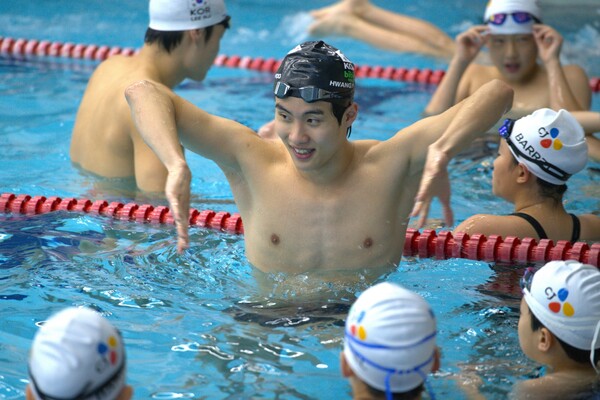 CJ 주최 ‘Locker Room with TEAMCJ’ 행사 참가자들이 단체 사진을 찍고 있다. 뒷줄 왼쪽 부터 이호준, 김우민, 황선우, 양재훈, 이유연 선수./CJ