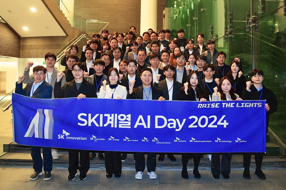 2024년 11월 8일 서울 광진구 워커힐에서 열린 AI 소통과 공감의 장인 ‘2024 스카이데이(SKI AI Day)’에서 SK이노베이션 계열 경영진과 참석자들이 함께 기념 촬영을 하고 있다./사진=SK이노베이션