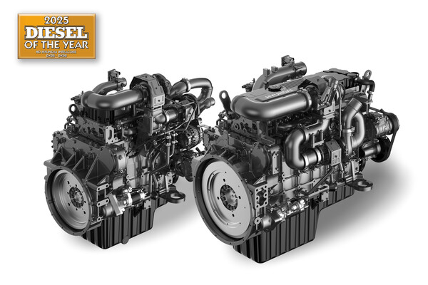 HD현대인프라코어가 이탈리아 볼로냐에서 열린 EIMA 전시회에서 ‘2025년 올해의 디젤엔진(DIESEL OF THE YEAR 2025)’을 수상했다. 왼쪽부터 DX05 엔진, DX08 엔진./HD현대인프라코어