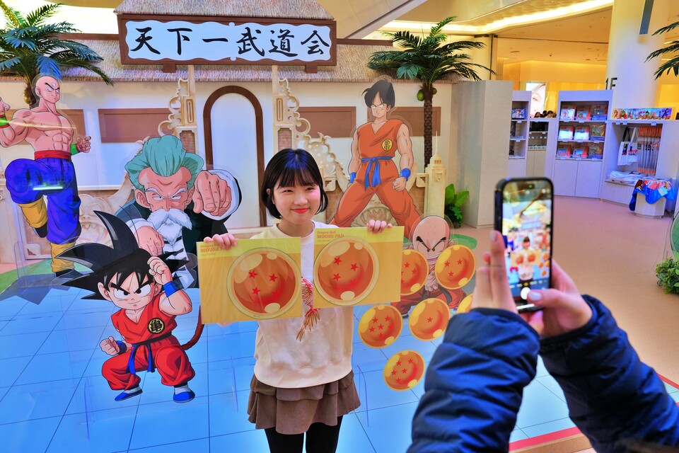 롯데백화점이 2024년 11월 7일~17일 롯데월드몰에서 선보이는 드래곤볼 팝업에 방문한 사람이 기념 사진을 촬영하고 있다./사진=롯데백화점