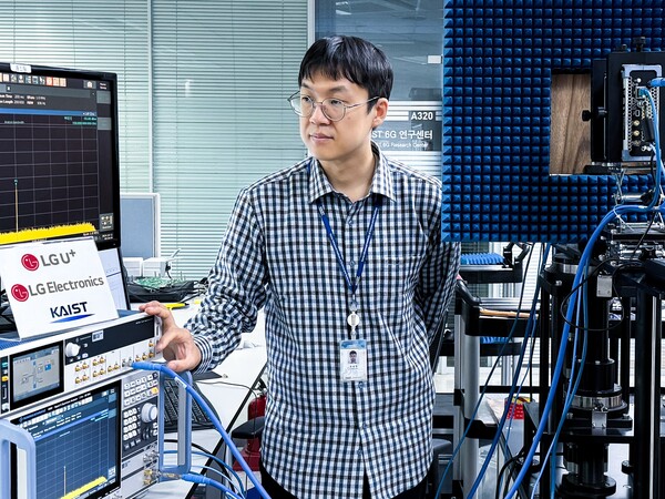 6G 연구센터 소속 연구원이 6G 후보 주파수 대역의 전파를 통한 신호를 측정하고 있다./사진=LG유플러스