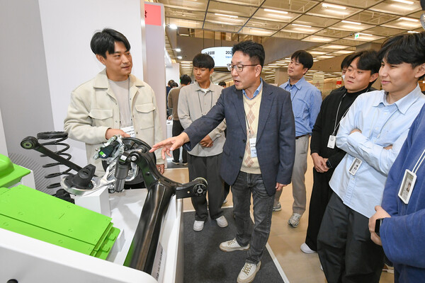 현대모비스는 2024년 11월 11일 경기도 의왕연구소에서 제5회 모듈신기술 성과공유회를 개최했다. 고객사와 협력사 관계자들을 초청해 연구개발 성과를 알린 이번 행사에서 관람객들이 전시품 설명을 듣고 있다. /현대모비스