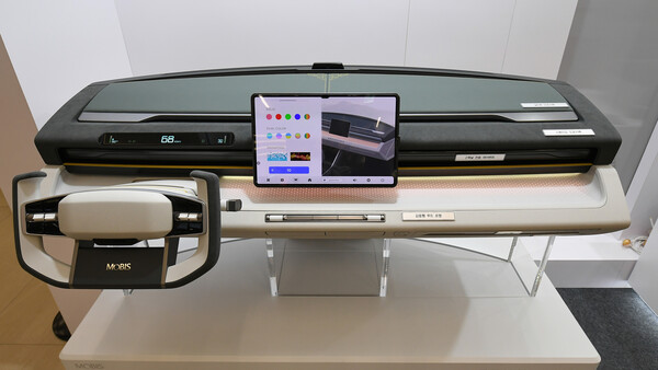 현대모비스가 개발한 콕핏모듈. 탑승객의 감정에 따라 실내 조명을 바꿔주고, 터치만으로 수납공간인 글로브박스를 자동으로 열 수 있다. /2024.11.11. 현대모비스