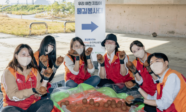 2024년 11월11일 경기도 이천시에서 진행된 2024 한강지키지 복하천 환경정화활동에 SK하이닉스 임직원들로 구성된 물길봉사대가 참여하고 있다./사진=SK하이닉스