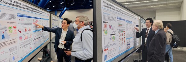 6일부터 10일까지 미국 휴스턴에서 열린 면역항암학회(SITC)에서 한미약품 R&D센터 최재혁 그룹장(왼쪽)과 김진영 파트장이 면역항암학회(SITC)에서 HM16390의 차별화된 개발 전략과 우수한 효능을 확인한 연구 결과 2건이 담긴 포스터 내용을 설명하고 있다./사진=한미약품