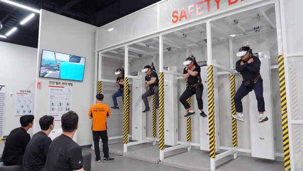 LG전자 임직원들이 서울 마곡 사이언스파크에서 VR기기를 활용한 안전교육을 받고 있다./사진=LG전자