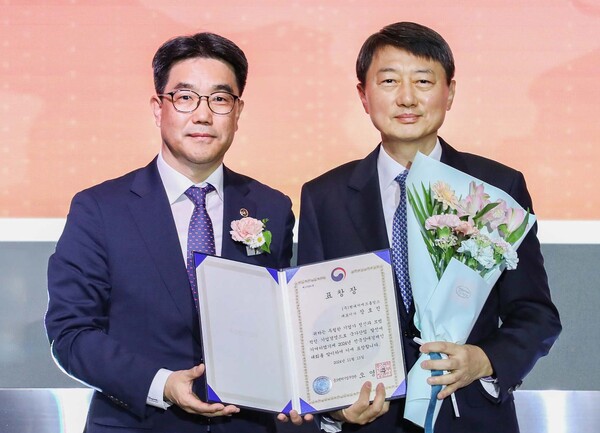 2024년 11월 13일 서울 영등포구 글래드호텔에서 진행된 '2024년 제19회 전국장애경제인대회'에서 (왼쪽부터)김성섭 중소벤처기업부 차관, 장호진 현대지에프홀딩스 사장(사진 오른쪽)과 이 기념사진을 촬영하고 있다./사진=현대지에프홀딩스