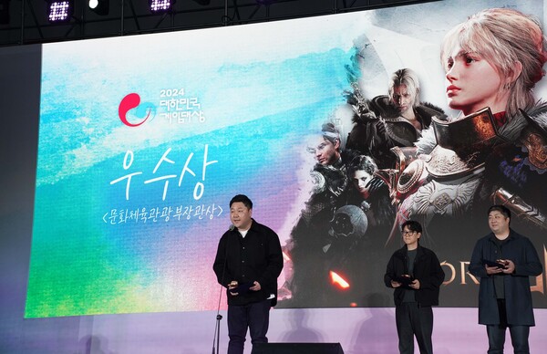 2024년11월13일 부산 벡스코에서 열린 2024 대한민국 게임대상에서 우수상을 수상한 스마일게이트를 대표해 나온 한채영 스마일게이트 이사가 소감을 말하고 있다./사진=스마일게이트