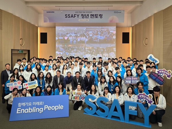 12일 한종희 삼성전자 부회장(두번째 줄 가운데)이 삼성청년SW아카데미(SSAFY) 서울캠퍼스에서 교육생들을 위한 특강과 멘토링을 진행했다./사진=삼성