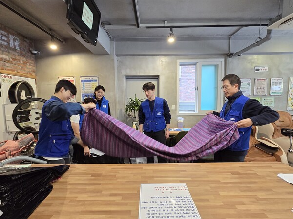 1일 삼성물산 임직원들이 서울 강동구에서 독거 어르신들을 위한 이불세탁 봉사활동을 하고 있다./사진=삼성