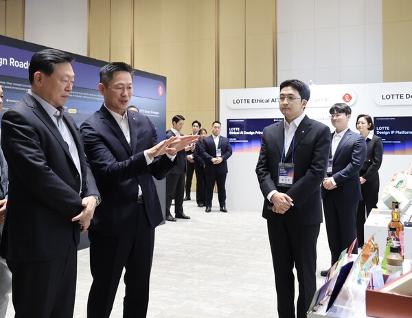 롯데는 디자인 철학과 디자인 경쟁력 강화 로드맵을 공유하는 '디자인전략회의 2024'를 2024년 11월 14일 개최했다. 신동빈(왼쪽에서 첫번째) 롯데 회장과 이돈태 롯데지주 디자인전략센터장(왼쪽 두번째)이 롯데 디자인의 미래라는 주제로 마련된 전시 부스를 살펴보고 있다./롯데
