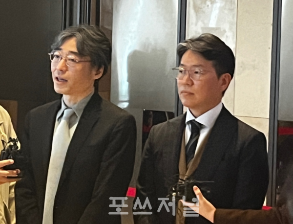 2024년 3월 28일 경기도 화성시  라비돌호텔 신텍스(SINTEX)에서 열린 한미사이언스 정기 주주총회에서 모친인 송영숙 회장 측과 표대결을 벌여 승리한 임종윤(왼쪽) 임종훈 전 사장 형제가 취재진의 질문에 답하고 있다./사진=김지훈 기자