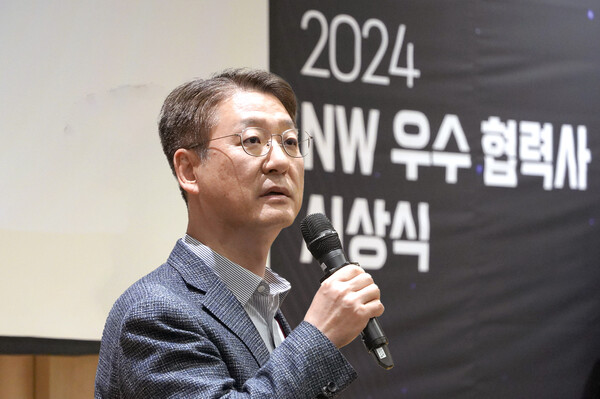 14일 오후 서울 마곡 LG사이언스파크에서 열린 ‘2024 네트워크 우수 협력사 시상식’에서 권준혁 LG유플러스 네트워크부문장이 감사 인사를 하고 있다./사진=LG유플러스