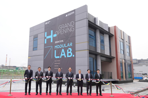 2024년 11월 14일 현대제철 당진제철소에서 진행된 'H-모듈러 랩' 기념식 참석자들이 커팅식을 진행하고 있다. (왼쪽부터) 현대엔지니어링 건축모듈팀 김양범 팀장, 현대엔지니어링 건축수행실 김경수 소장, 현대엔지니어링 스마트기술실 조은상 상무, 현대엔지니어링 미래기술사업부 심범섭 상무, 현대제철 연구개발본부 이보룡 전무, 현대제철 제품개발센터 정유동 상무, 현대제철 철근형강영업담당 조범수 상무, 현대제철 응용기술실 현주식 실장 등이 기념 사진을 촬영하고 있다./사진=현대제철.
