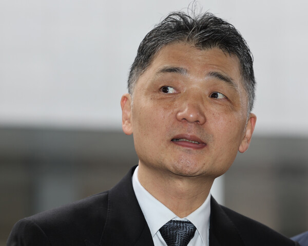 김범수 카카오 경영쇄신위원장이 2024년 11월 15일 오전 서울 양천구 서울남부지법에서 열린 공판에 출석하며 취재진 질문에 답하고 있다./사진=연합뉴스