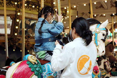 교촌에프앤비 '바르고 봉사단' 단원이 2024년 11월 13일 서울 잠실 롯데월드에서 시각장애 아동이 안전하게 놀이기구를 즐길 수 있도록 지원하고 있다. /교촌에프앤비