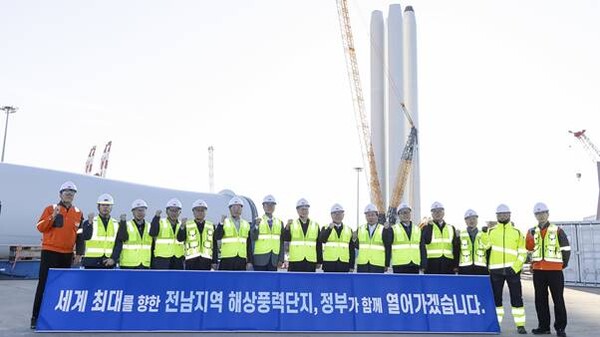 2024년 11월 18일 전남 목포시 목포신항만에서 열린 해상풍력발전 배후항만 현장 시찰 행사 이후 한덕수 국무총리, 김영록 전남도지사, 박홍률 목포시장, 박우량 신안군수, 추형욱 SK이노베이션 E&S 사장 등을 비롯한 참석자들이 기념촬영을 하고 있다./SK이노베이션 E&S.