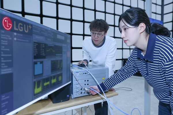 LG유플러스 직원들이 6G RIS의 성능을 시험하고 있다./사진=LG유플러스