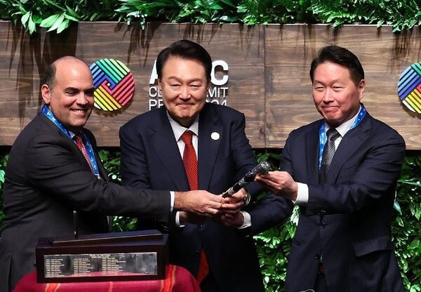 윤석열 대통령과 2025 경주 아시아태평양경제협력체(APEC) CEO(최고경영자) 서밋 의장을 맡게 되는 최태원 대한상공회의소 회장이 2024년 11월 15일(현지시간) 페루 리마 국립대극장에서 열린 APEC CEO 서밋에서 페르난도 자발라 의장으로부터 의사봉을 인수하고 있다. /연합