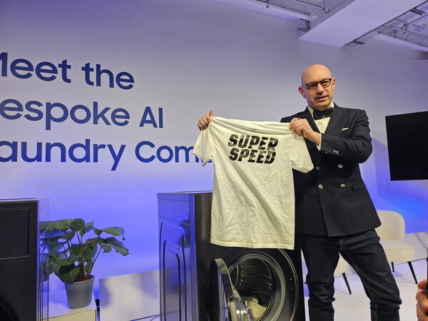 삼성전자 구주 총괄 최고마케팅책임자(CMO) 벤자민 브라운(Benjamin Braun)이 2024년 11월 14일(현지 시간) 독일 베를린에서 유럽 전역에서 모인 인플루언서와 미디어를 대상으로 '비스포크 AI 콤보'를 소개하고 있다./사진=삼성전자