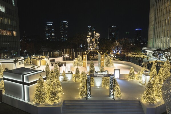 롯데백화점이 잠실에서 진행하는 '샤넬 윈터 테일 홀리데이 아이스링크' 전경/사진=롯데백화점