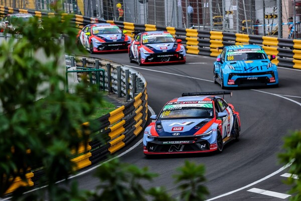 현대자동차가 '더 뉴 엘란트라 N TCR(국내명: 더 뉴 아반떼 N TCR)'이 2024년 11월 14일부터 17일( 현지시간)까지 마카오 '기아 서킷(Guia Circuit)'에서 진행된 2024 TCR 월드투어 최종 라운드에서 작년에 이어 2년 연속 드라이버 부문 종합 우승을 확정 지었다. 2024 TCR 월드투어 마카오 대회에서 더 뉴 엘란트라 N TCR이 주행하고 있는 모습./2024.11.18.현대차