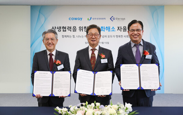 2024년 11월 15일 인천 서구 이랜시스 본사에서 열린 코웨이-동반성장위원회 '양극화 해소 자율협약' 체결식에서 (왼쪽부터)서장원 코웨이 대표이사, 이달곤 동반성장위원장, 심재귀 이랜시스 대표가 기념사진을 촬영하고 있다./ 코웨이