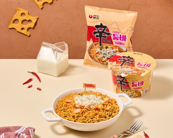 신라면 툼바 봉지면(왼쪽)과 용기면./ 농심