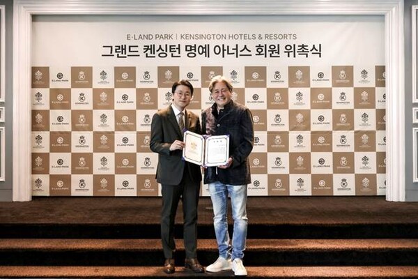 이지운 이랜드파크 대표(왼쪽)와 최민식 배우가 그랜드 켄싱턴 명예 회원 위촉식에서 기념 촬영을 하고 있다. /이랜드파크