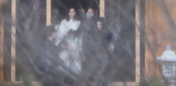 2024년11월19일 경기도 용인 호암미술관 인근 선영에서 열린 호암 이병철 삼성회장의 37주기 추도식에 홍라희 전 삼성미술관 리움 관장 이부진 호텔신라 사장, 이서현 삼성물산 사장, 김재열 국제올림픽위원회 위원이 참석하고 있다./사진=연합뉴스