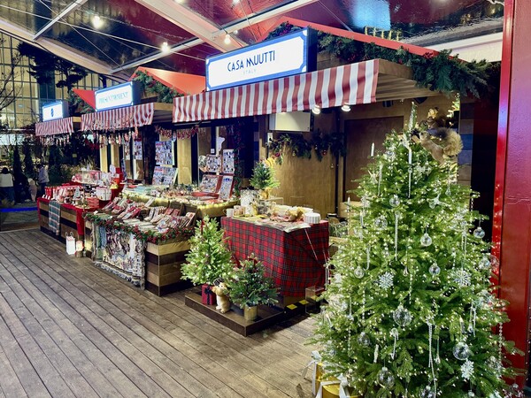 롯데백화점이 내년 1월 5일까지 잠실 월드몰 잔디 광장에서 '롯데 크리스마스 마켓'을 진행한다. 사진은 크리스마스 상점./사진=롯데쇼핑.