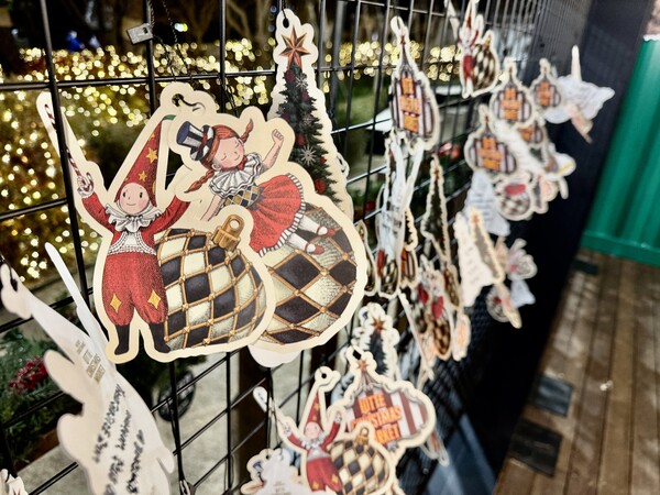 롯데백화점이 올 겨울 역대 최대 규모의 '크리스마스 마켓'을 선보인다. 사진은 크리스마스 마켓 소원의 벽./사진=롯데쇼핑.