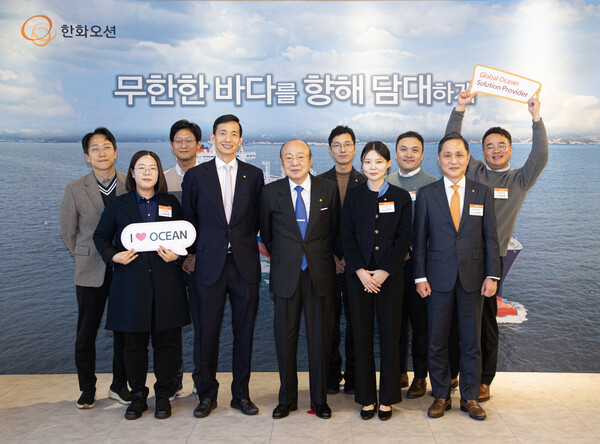 2024년11월20일 경기도 시흥에 위치한 한화오션 시흥R&D 캠퍼스를 방문한 김승연 한화그룹 회장(왼쪽부터 5번째), 김동관 한화 부회장(왼쪽부터 4번째), 손영찬 한화오션 부사장(오른쪽 첫번째)이 기념촬영을 하고있다./사진=한화그룹