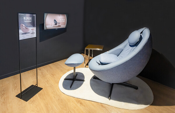 코웨이 비렉스 페블체어가 벤츠코리아 전시장  '비렉스 체험존에 설치돼있다'. /코웨이