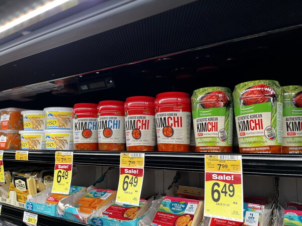 KFS 인증 마크를 단 풀무원 나소야김치 제품이 미 캘리포니아주 플러턴 알버슨 매장에 진열돼 있다. / 사진=풀무원