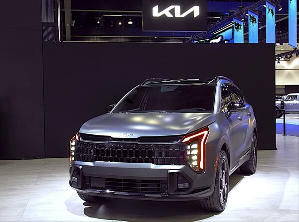 기아가 북미에서 '더 기아(The Kia) EV9 GT'를 세계 최초로 공개하고, 주력 차종인 '스포티지'의 신규 모델을 선보였다. 사진은 더 뉴 스포티지(북미사양)./사진=기아.