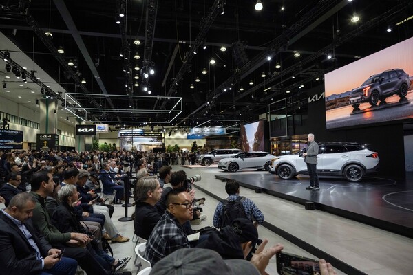 기아가 21일(현지시간) 미국 캘리포니아주 로스앤젤레스 컨벤션 센터(LA Convention Center)에서 개최된 '2024 LA 오토쇼(LA Auto Show)'에서 더 기아 EV9 GT, '더 뉴 EV6'와 함께 스포츠유틸리티차량(SUV) '더 뉴 스포티지'를 북미시장에 선보였다./사진=기아.