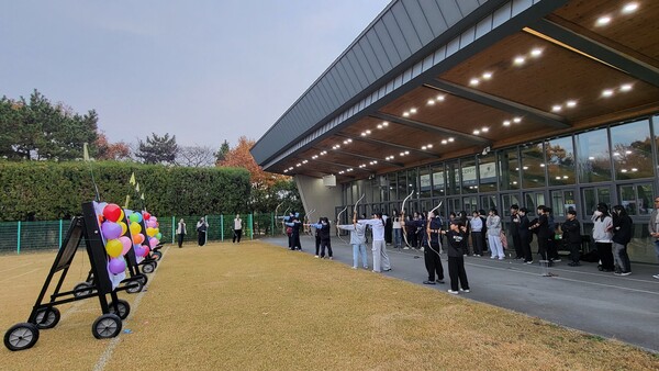 2024년11월20일 인천광역시 양궁훈련장에서 현대제철이 주최한 '양궁장 체험행사'에서 인천 지역 초등학생들이 미니게임을 즐기고 있다./사진=현대제철