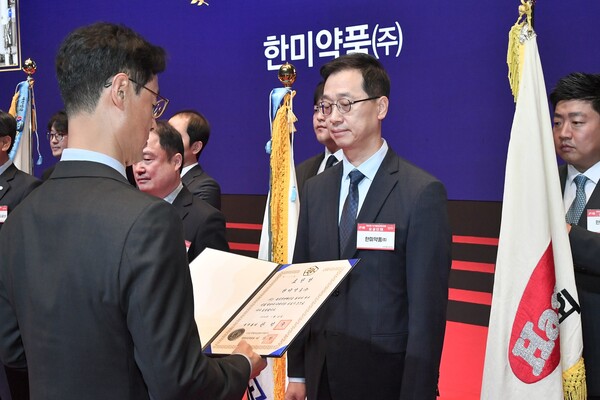 2024년 11월 20일 서울 코엑스에서 열린 ‘제50회 국가품질경영대회’에서 박재현 한미약품 사장(오른쪽)이 진종욱 국가기술표준원 원장으로부터 국가품질특별상 지속가능경영 부문 국무총리 표창을 수상하고 있다./한미약품