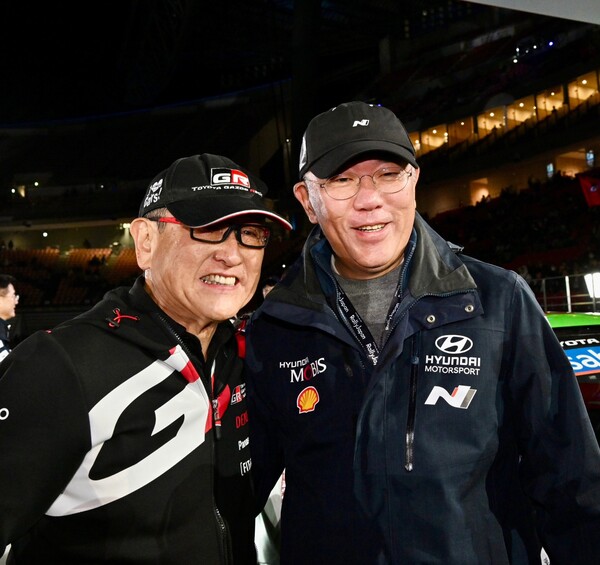 정의선 현대차그룹 회장과 도요다 아키오 도요타그룹 회장이 2024년 11월 24일 WRC 일본 랠리 후 기념촬영을 하고 있다./현대차