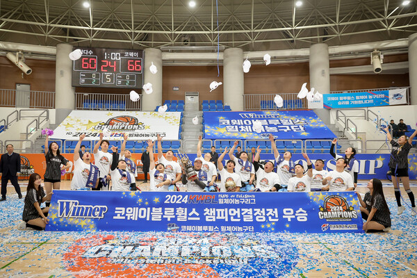 '2024 KWBL 휠체어농구리그' 시상식에서 코웨이 블루휠스 선수와 구단 관계자들이 챔피언 모자를 던지며 우승 세리머니를 하고 있다./사진=코웨이.