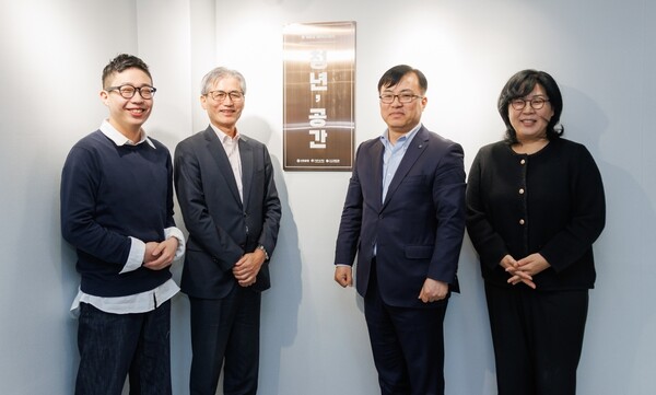 2024년 11월 22일 서울시 영등포구 ‘청년, 공간’에서 진행한 청년, 공간 개소식에서 조정훈 신한은행 ESG본부장(왼쪽 세번째), 한찬희 아름다운재단 이사장(왼쪽 두번째), 조만성 다다다협동조합 이사장(왼쪽 첫번째)이 기념촬영하고 있다./사진=신한은행