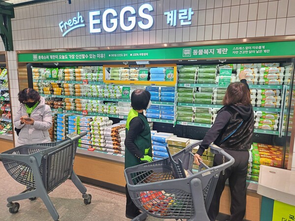 그랑그로서리 도곡점 프리미엄 계란 매대, 풀무원 브랜드 진열대 / 사진=롯데마트·슈퍼